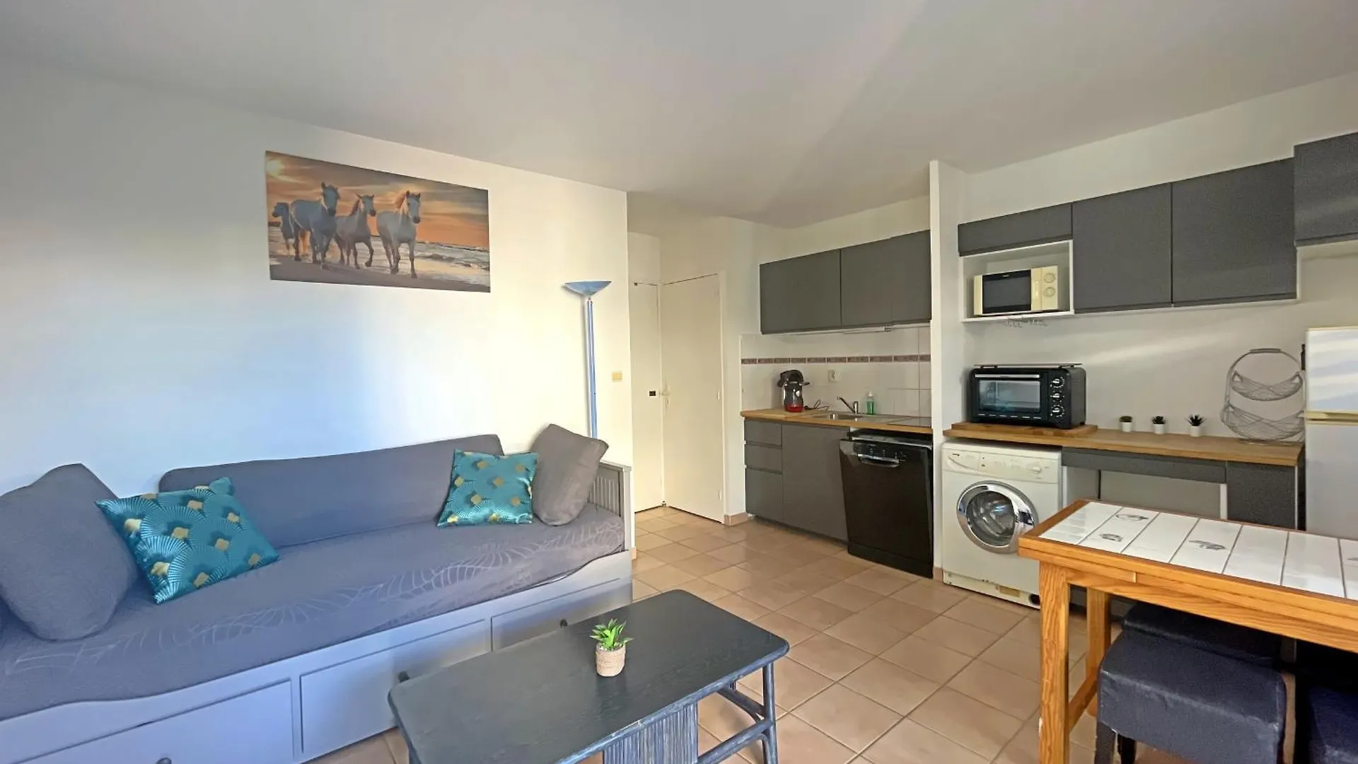 Appartement 4 Pers Aux Saintes-Maries-De-La-Mer Avec Cour Et Parking - Fr-1-475-150 Apartment